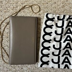 Marc Jacob’s Chain Crossbody Wallet Taupe
